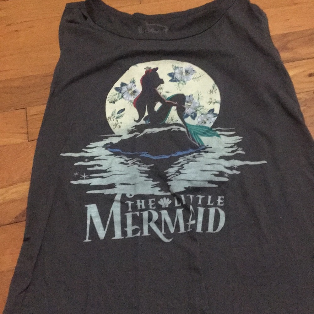 Muscle top with cool Ariel on it